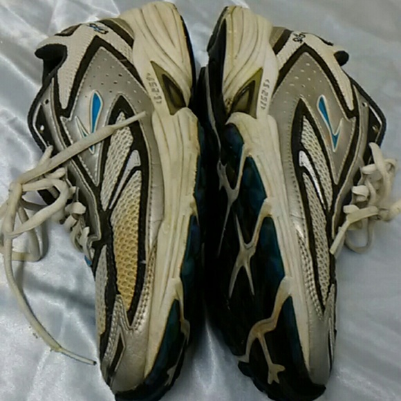 Shoes - Picture 3 of 7